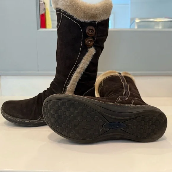 G.H. Bass & Co. Brown Suede Winter Boots with Cream Fur - Picture 6 of 8